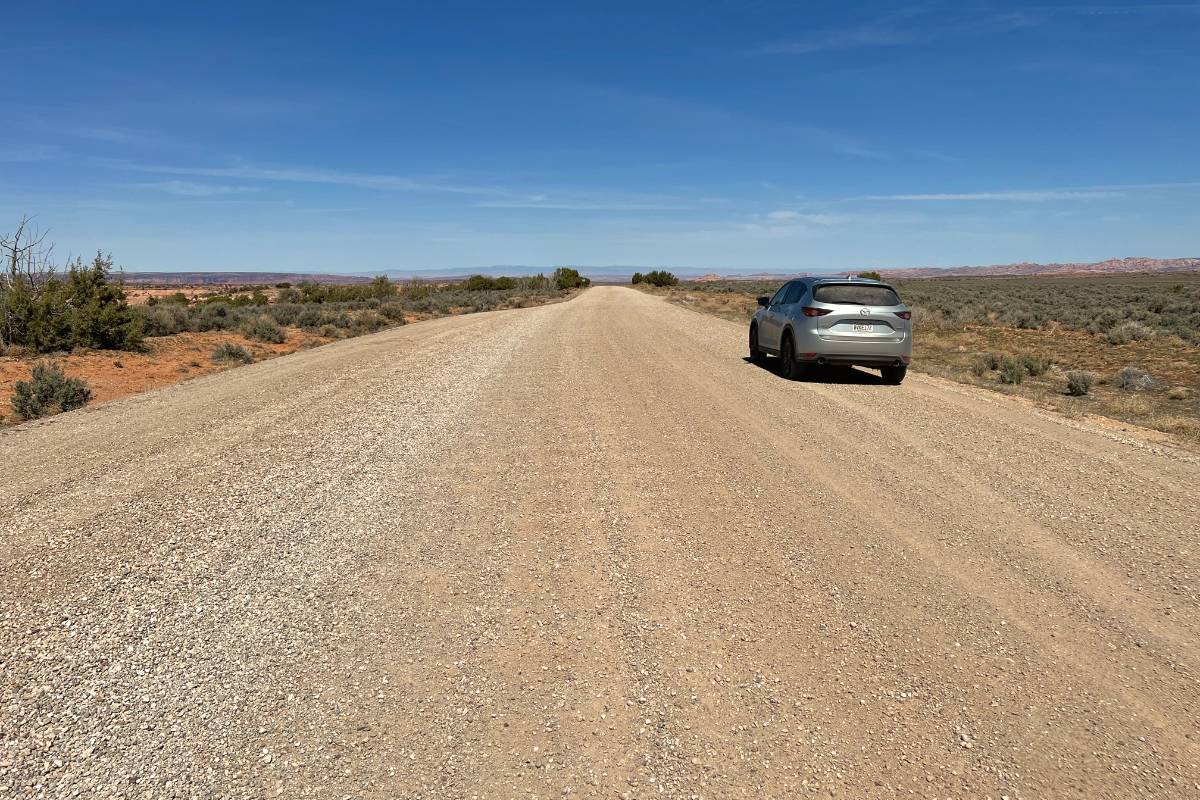 Mietwagen auf einer Dirt Road